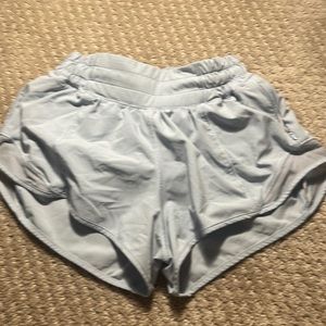 Lululemon Hotty-Hot Low-Rise Lined Short 2.5 in (size 0)